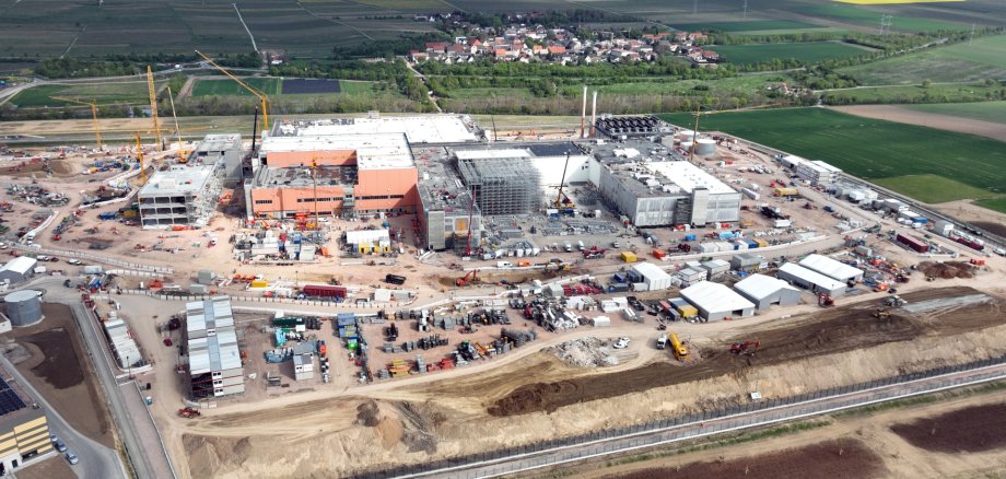 eine große Baustelle des Alzeyer Industriegebiets aus der Vogelperspektive