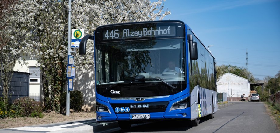 Man sieht ein foto von einem Bus.
