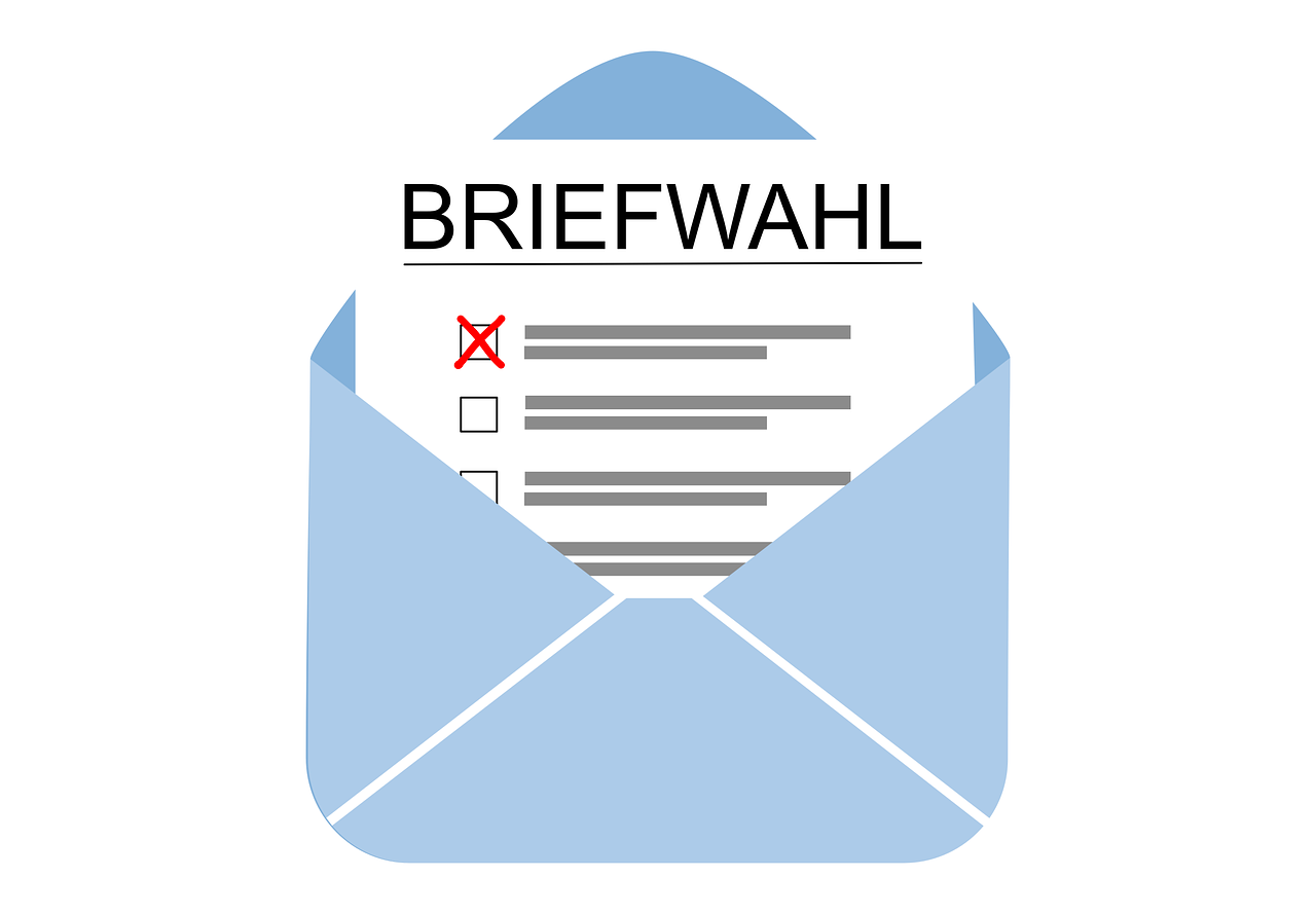 Man sieht einen Briefwahlumschlag.