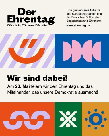 Ein bunter Flyer für den Ehrenamtstag mit der Aufschrift "Wir sind dabei", mit einem orangenen Smiley darauf.