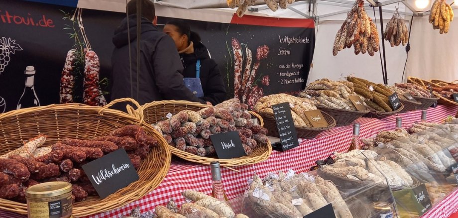 Ein Stand mit Wurstwaren auf dem französischen Markt in Alzey.