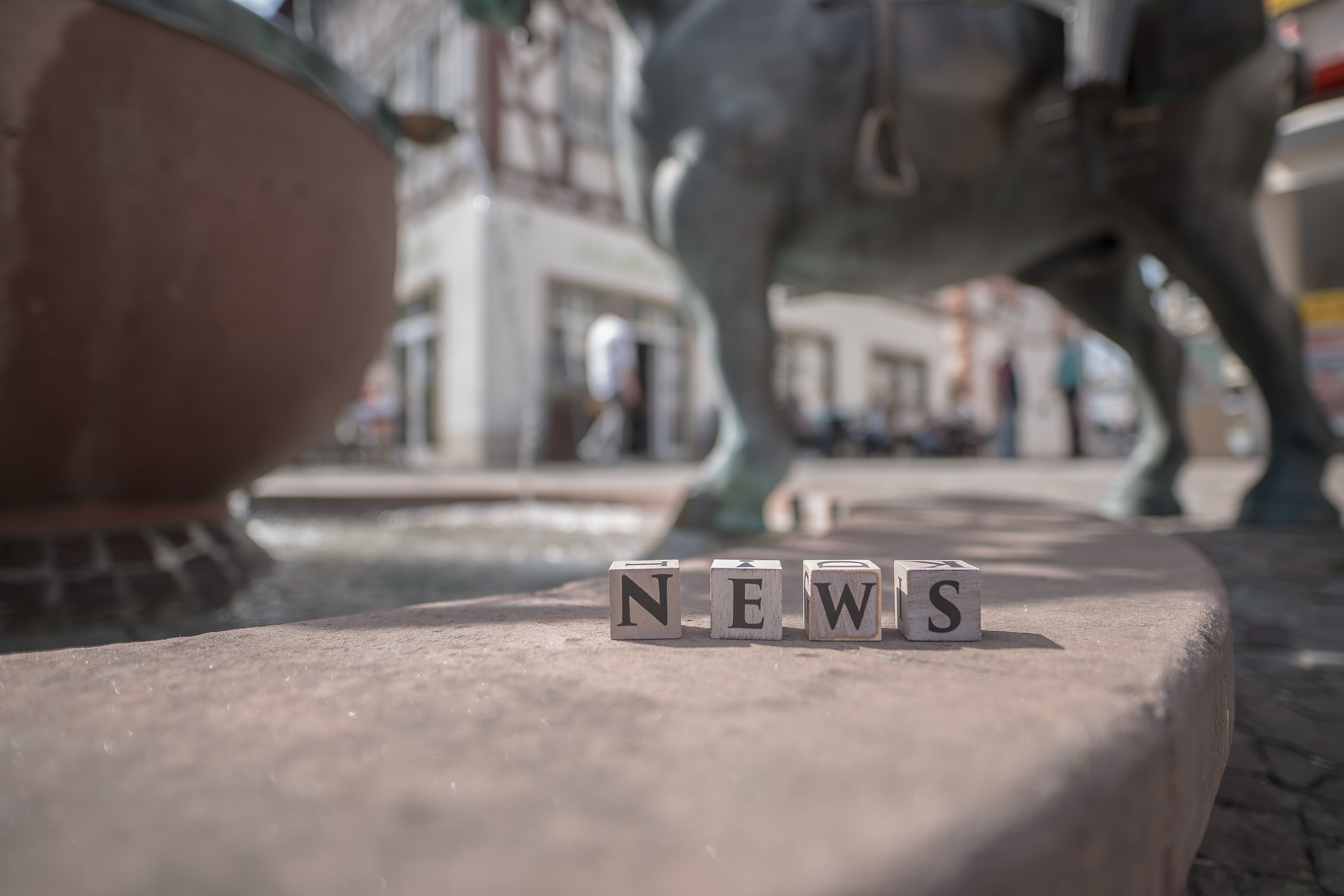 News Buchstaben auf dem Rossmarktbrunnen