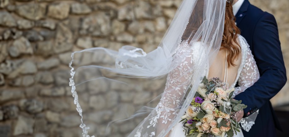 Heiraten in Alzey Braut und Bräutigam von hinten