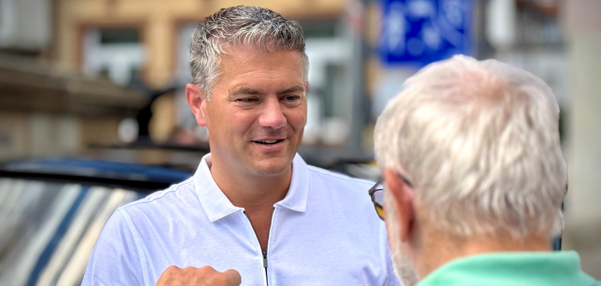Bürgermeister Stefen Jung unterhält sich mit einem Bürger.