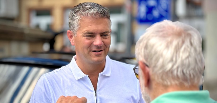 Bürgermeister Stefen Jung unterhält sich mit einem Bürger.