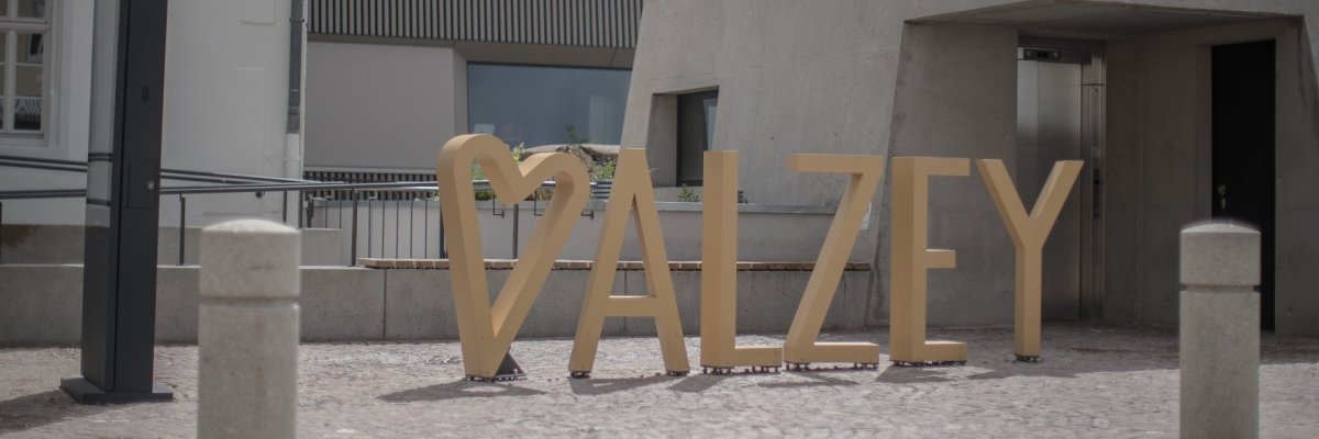 Am Museumsplatz ist ein Herz und der Schriftzug Alzey aufgestelt. (Fotopoint für Touristen)
