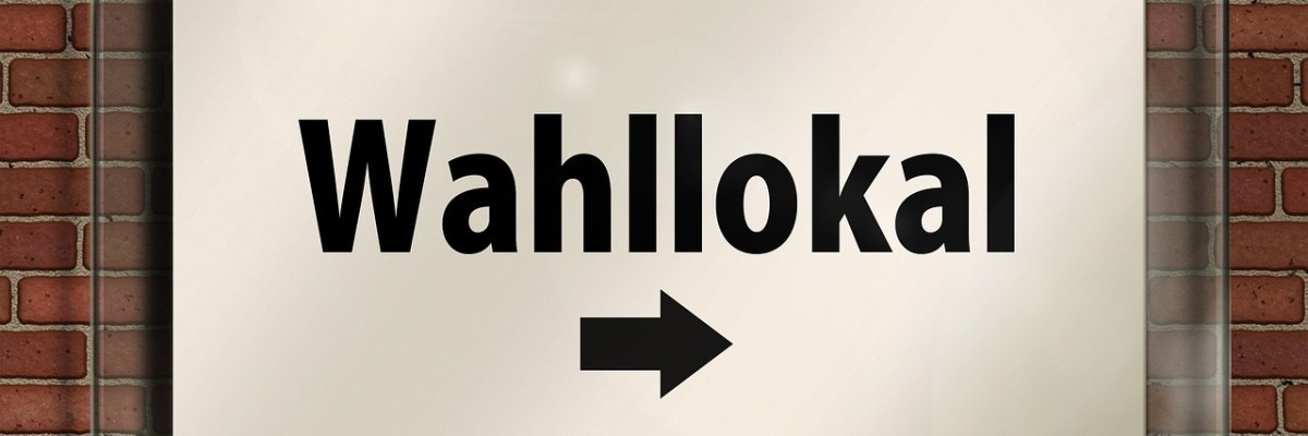 Schild mit einem Pfeil zum Wahllokal