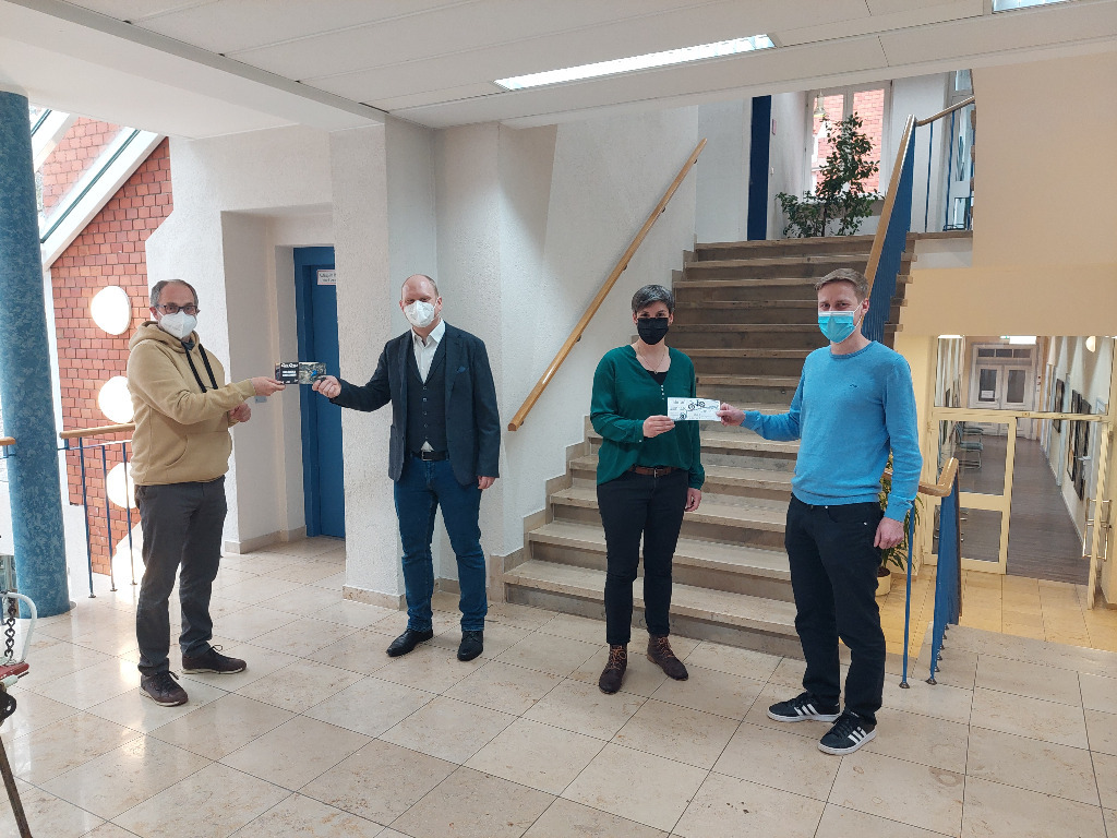 Die glücklichen Gewinner bei der Übergabe der Gutscheine