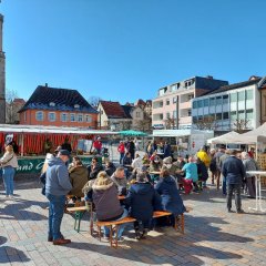 Wochenmarkt mit Marktfrühstück auf dem Alzeyer Obermarkt