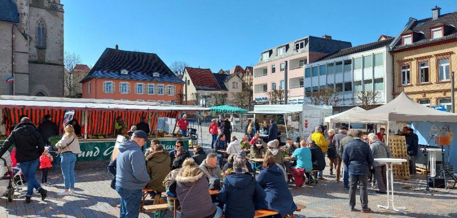 Wochenmarkt mit Marktfrühstück auf dem Alzeyer Obermarkt