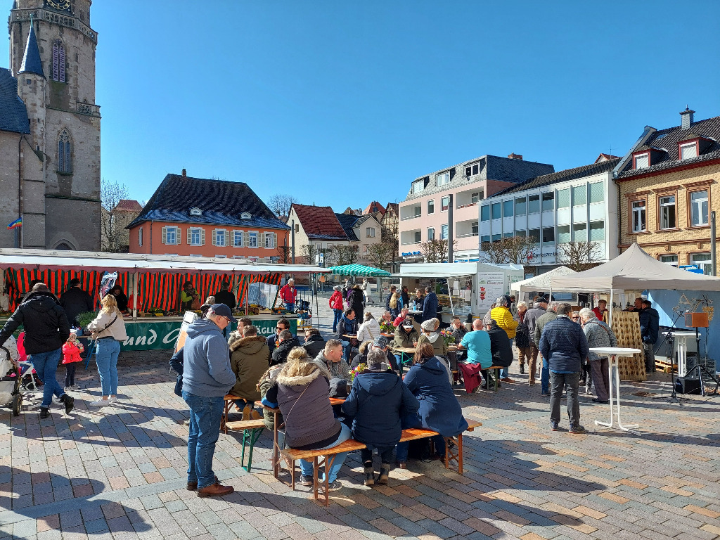 Wochenmarkt mit Marktfrühstück auf dem Alzeyer Obermarkt