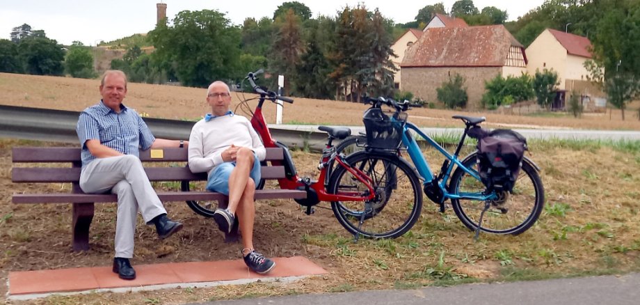 Chrstoph Burkhard und Marco Fitting auf einer bank