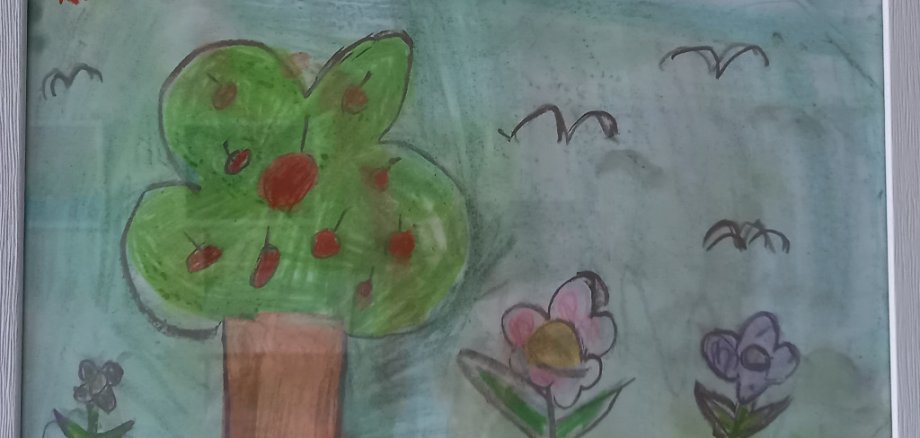 Ein gemaltes Bild mit Blumen, Vögel und einem Baum