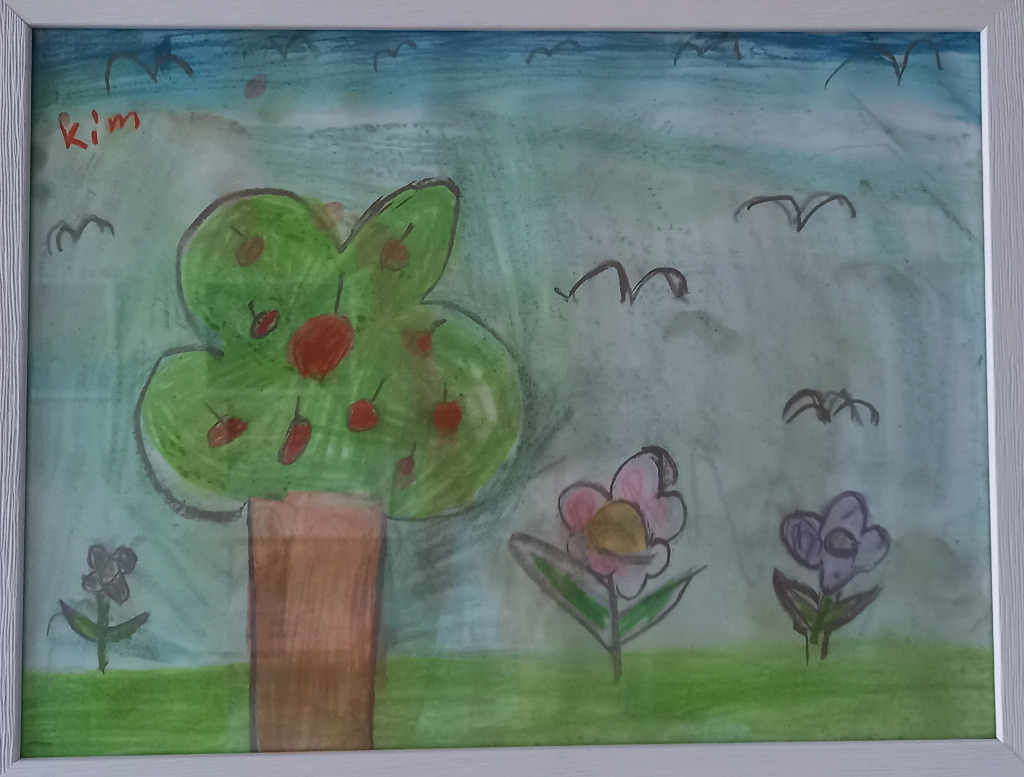 Ein gemaltes Bild mit Blumen, Vögel und einem Baum