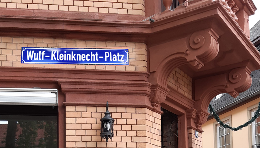 Schild "Wulf-Kleinknecht-Platz"