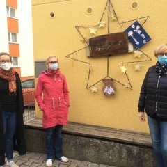 Der Stern in der Kita Walter Zuber (v.l.n.r. Leonie Dörr von der Stadtberatung Speyer mit Catrin Fleßenkämper und Sabine Heinz von der Kita Walter Zuber)