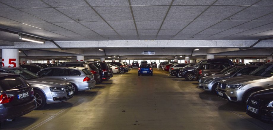 Parkende Autos in der Tiefgarage