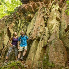 Wanderpaar im Steinbruchvor Felswand