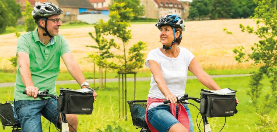 Plakat zum Stadtradeln mit zwei Fahrradfahrern