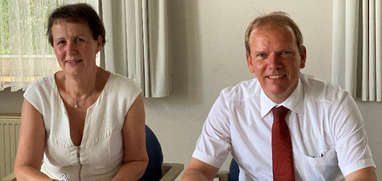 Bürgermeister Christoph Burkhard unterzeichnet den Mietvertrag für die neue Stadtwache