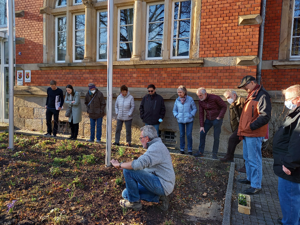 Interessierte Bürgerinnen und Bürger hören und schauen gespannt dem Gärtnermeister Friedhelm Strickler zu