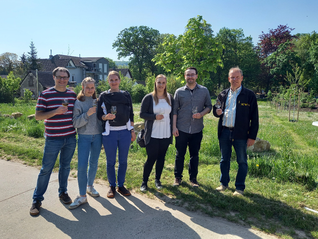 Paare begießen ihre Hochzeitsbäume