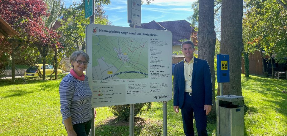 Ortvorsteherin kornelia Kopf und Bürgermeister Steffen Jung neben einem Schild