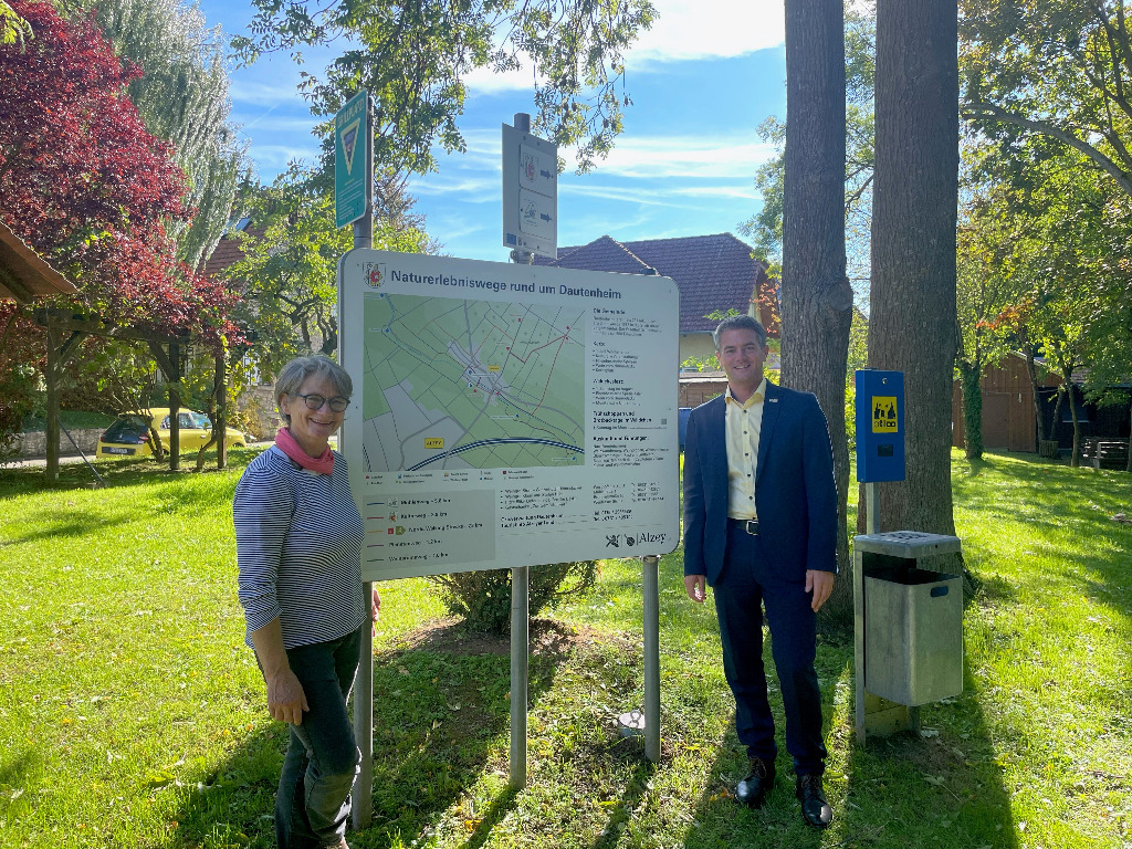 Ortvorsteherin kornelia Kopf und Bürgermeister Steffen Jung neben einem Schild