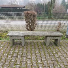 Holzbank am Spielplatz