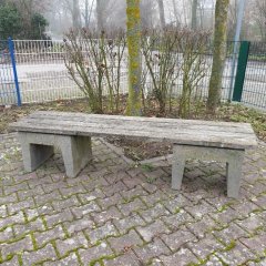 Holzbank am Spielplatz