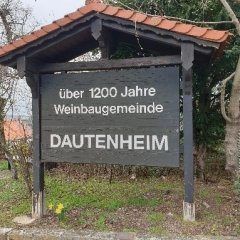 Ortseingangsschild am Friedhof