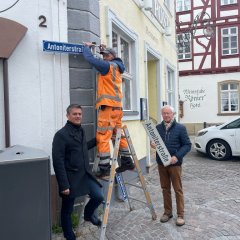 Die Mitarbeiter des Baubetriebshof montieren die neuen Straßenschilder