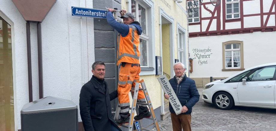 Die Mitarbeiter des Baubetriebshof montieren die neuen Straßenschilder