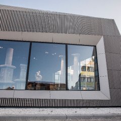 Blick auf ein fenster der Steinhalle