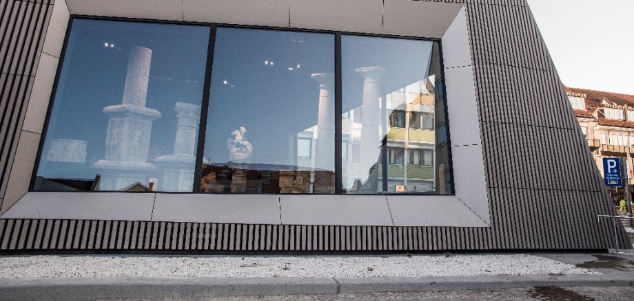 Blick auf ein fenster der Steinhalle