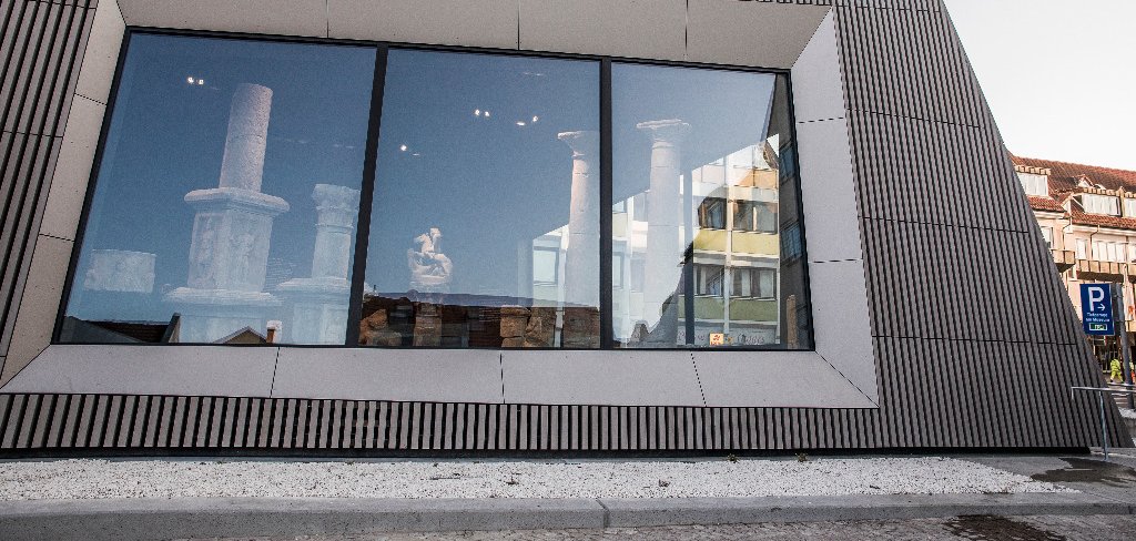 Blick auf ein fenster der Steinhalle