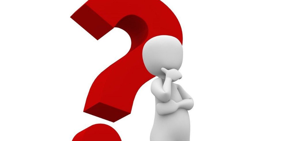 Weiße Figur steht vor einem roten Fragezeichen