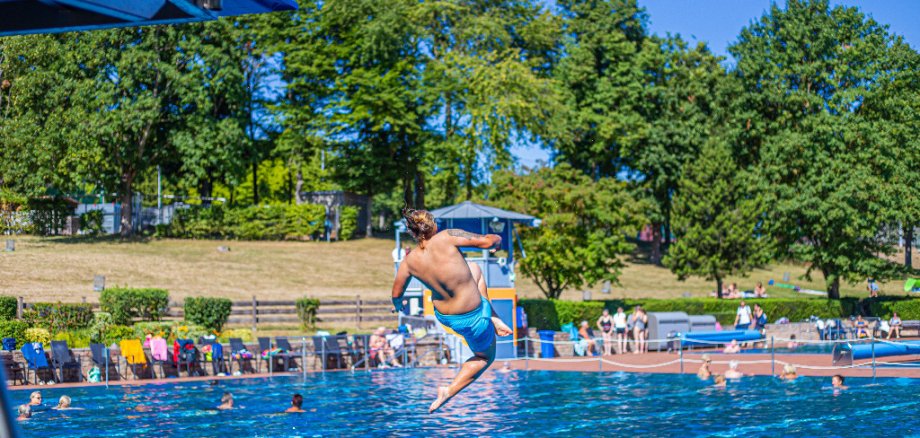 Person springt in das Schwimmbecken