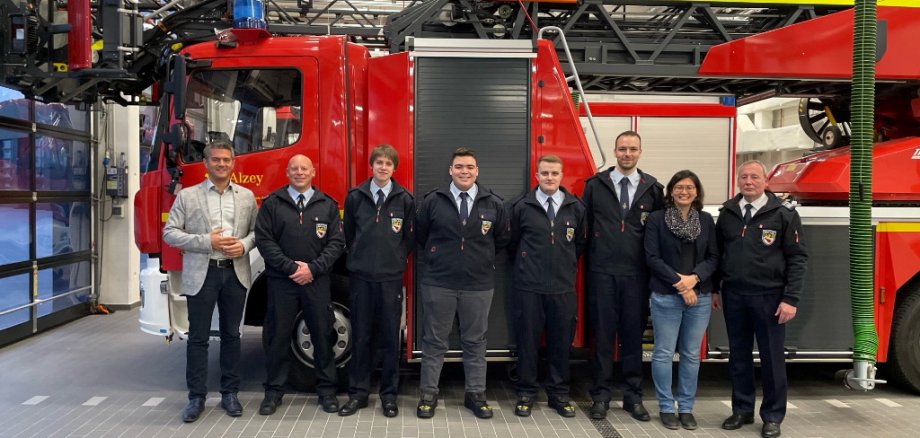 Mitglieder der Freiwiligen Feuerwehr Alzey, Bürgermeister Steffen Jung, Beigeordnete Natalie Bauernschmitt und Wehrleiter Joachim Ganz