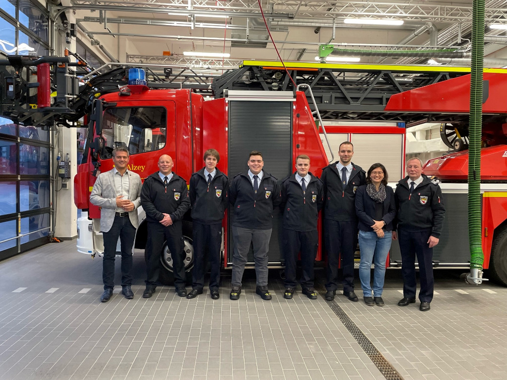 Mitglieder der Freiwiligen Feuerwehr Alzey, Bürgermeister Steffen Jung, Beigeordnete Natalie Bauernschmitt und Wehrleiter Joachim Ganz