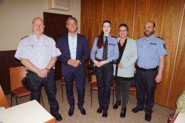 Bürgermeister Steffen Jung zusammen mit Bezirksdienstbeamtinnen- und beamten der Polizeiinspektion Alzey und dem stellvertretenden Dienststellenleiter, Herrn Marco Maas.