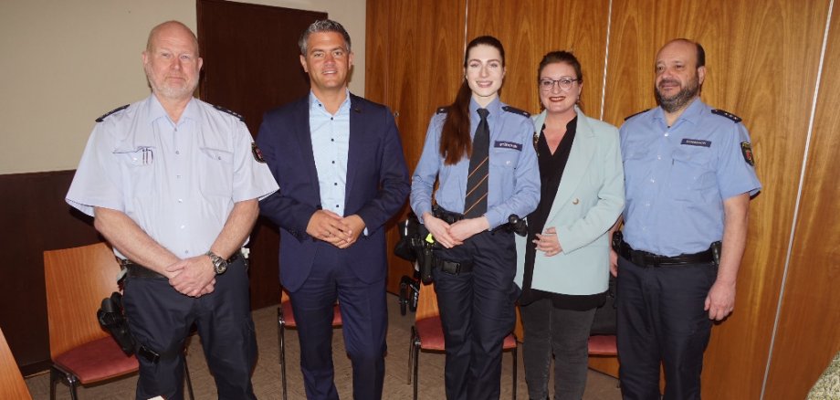 Bürgermeister Steffen Jung zusammen mit Bezirksdienstbeamtinnen- und beamten der Polizeiinspektion Alzey und dem stellvertretenden Dienststellenleiter, Herrn Marco Maas.