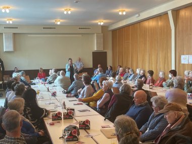Gut besuchte Infoveranstaltung für Seniorinnen und Senioren in der Alzeyer Stadthalle