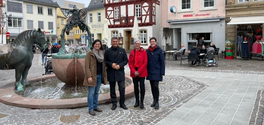 Gruppenfoto vor dem Brunnen am Rossmarkt