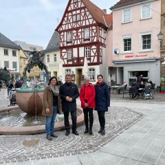 Gruppenfoto vor dem Brunnen am Rossmarkt