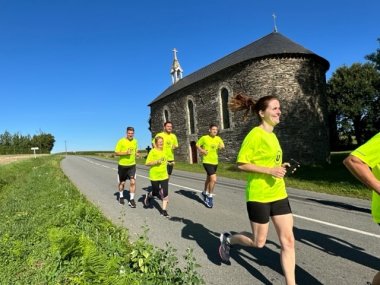 mehrere Personen beim Joggen