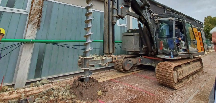 Bagger vor der Tunrhalle der Albert-Schweitzer-Schule