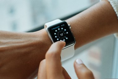 Eine Smart-Watch am Handgelenk