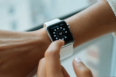 Eine Smart-Watch am Handgelenk