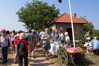 viele personen vor einem Weinbergshäusschen